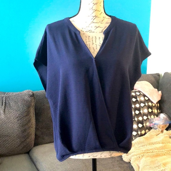 LAST CHANCE 🎉4 for $20 💄 mi ami Short Sleeve Blouse, size Medium - Picture 1 of 6